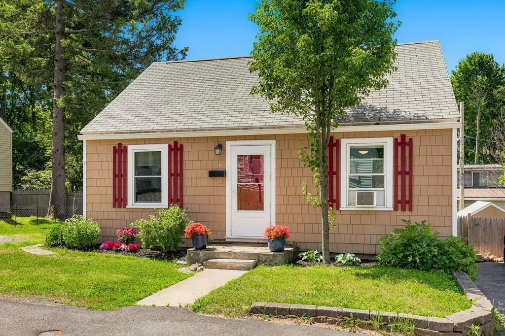 4 Halstead Street Kittery ME 03904
