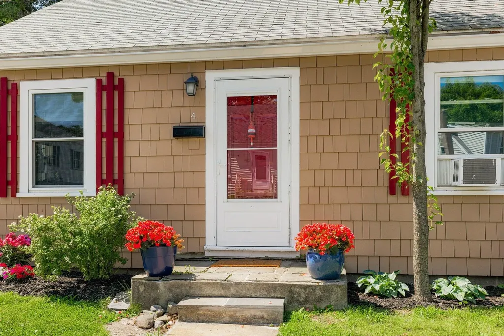 4 Halstead Street Kittery ME 03904