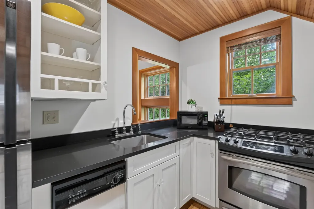 19 Tiger Lily Lane Cape Elizabeth ME 04107