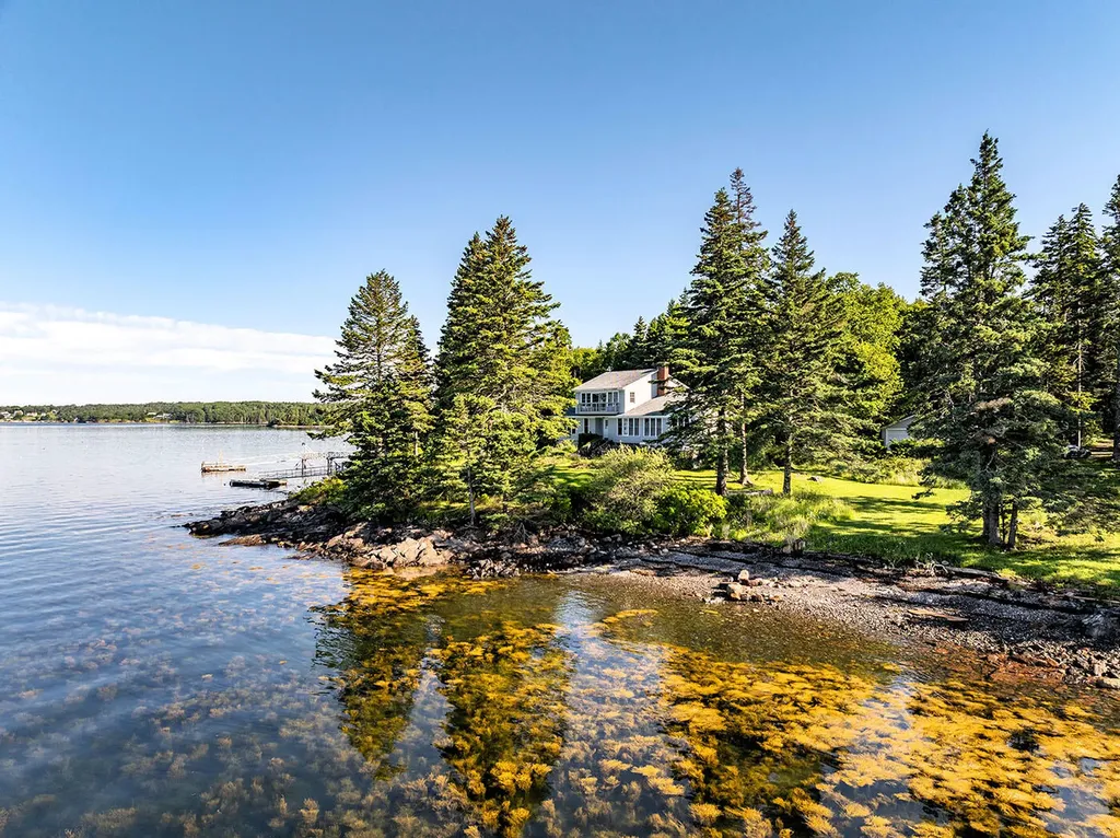 250 Davis Point Road Cushing ME 04563
