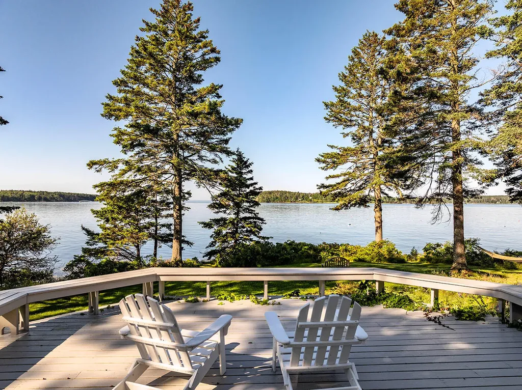 250 Davis Point Road Cushing ME 04563
