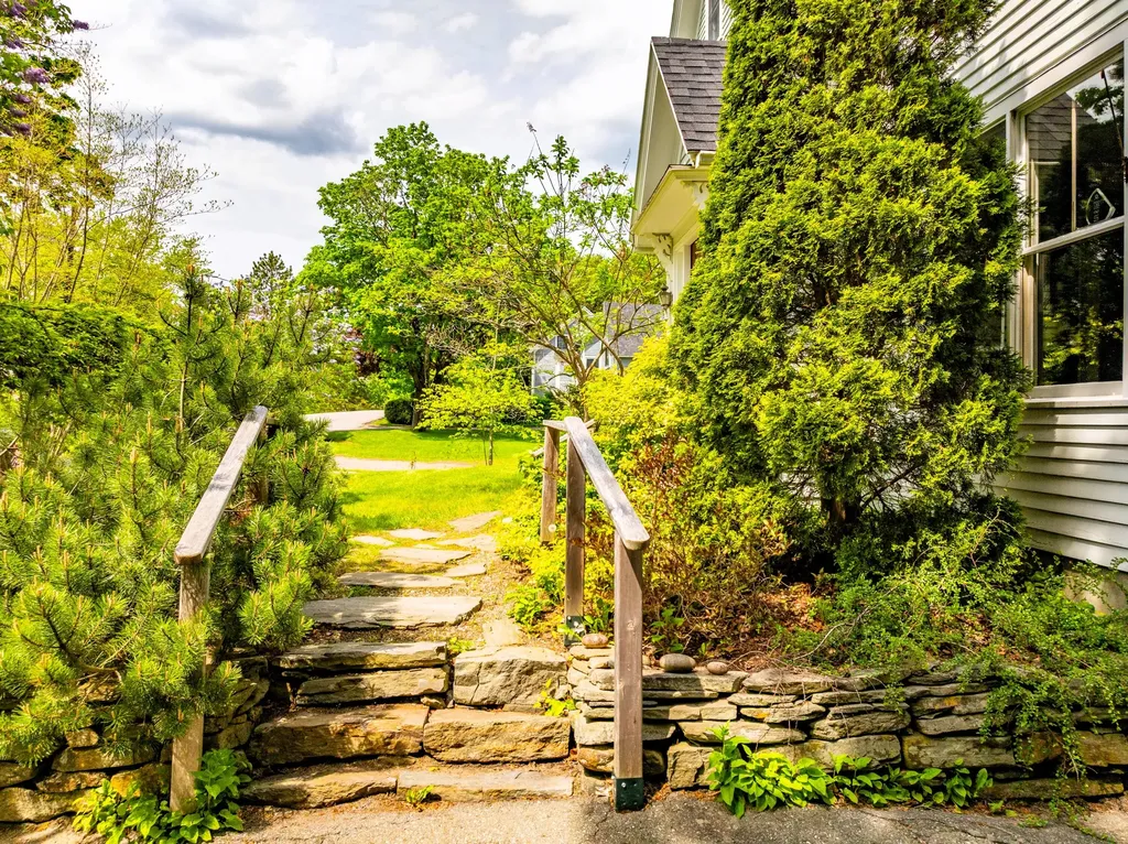 29 Spruce Rockport ME 04856