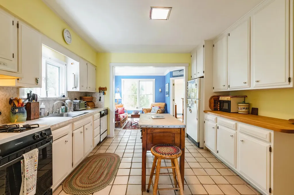 29 Spruce Rockport ME 04856
