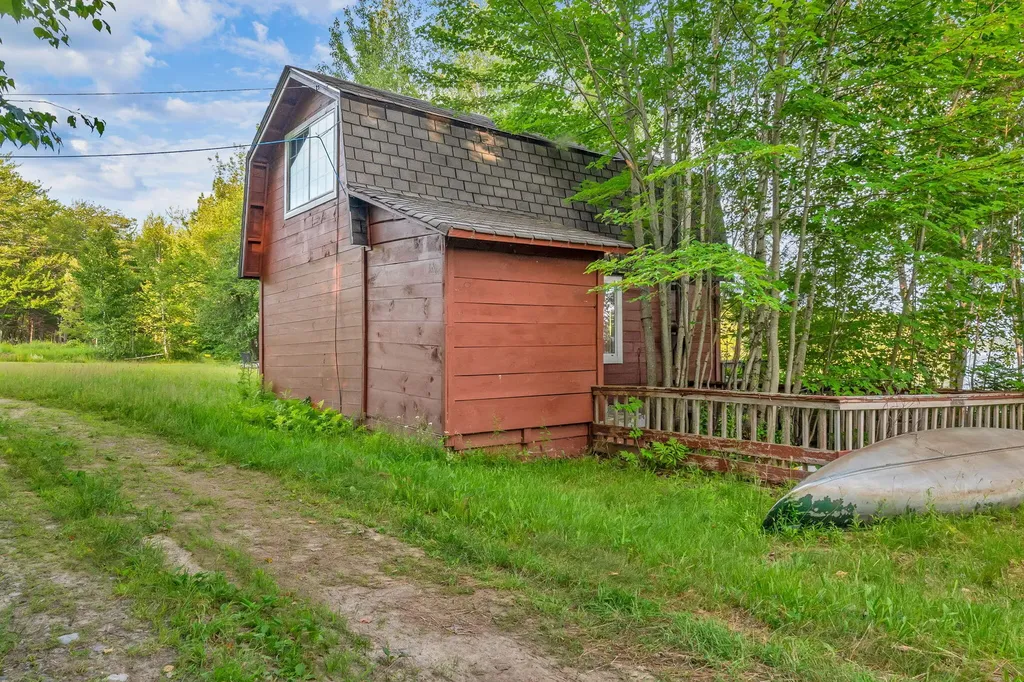3 Trafton Lane Lakeville ME 04487