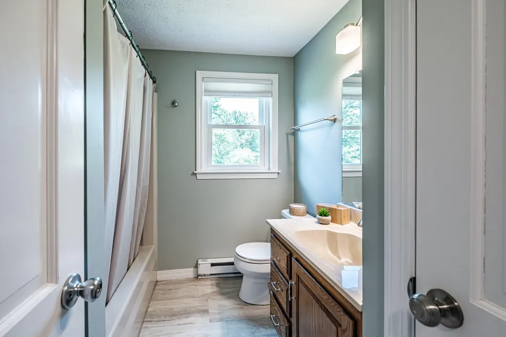 17 Old Carriage Road Auburn ME 04210