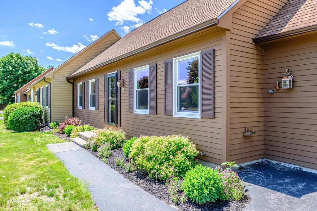 17 Old Carriage Road Auburn ME 04210