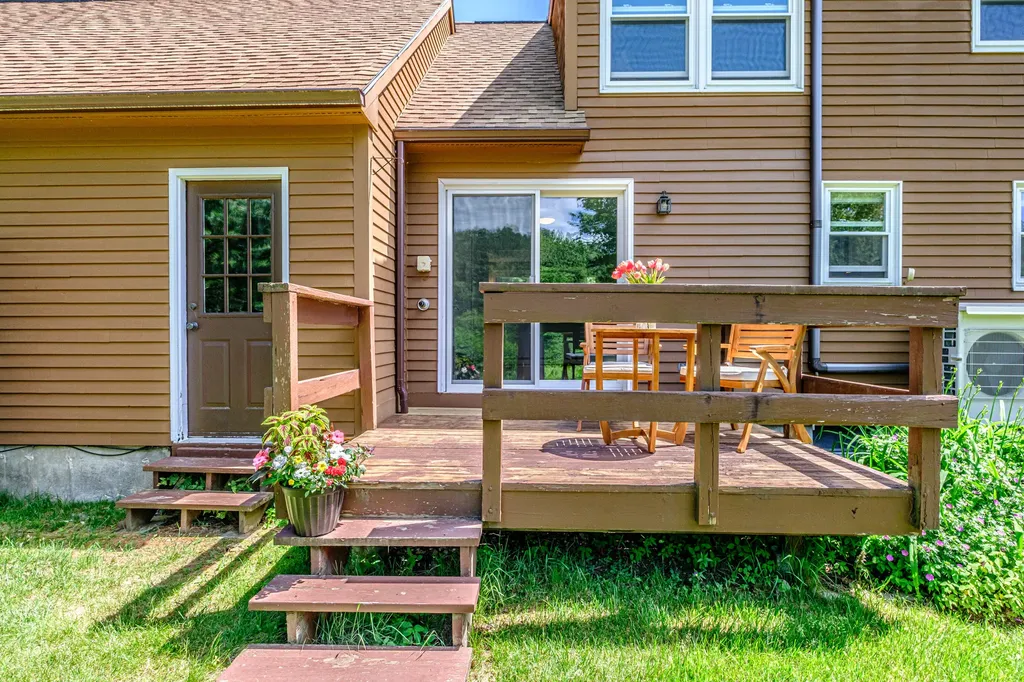 17 Old Carriage Road Auburn ME 04210