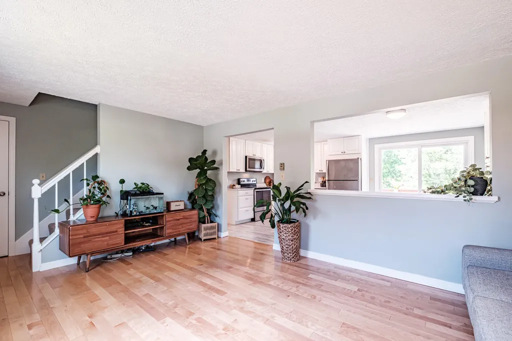 17 Old Carriage Road Auburn ME 04210