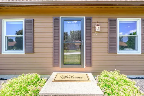 17 Old Carriage Road Auburn ME 04210