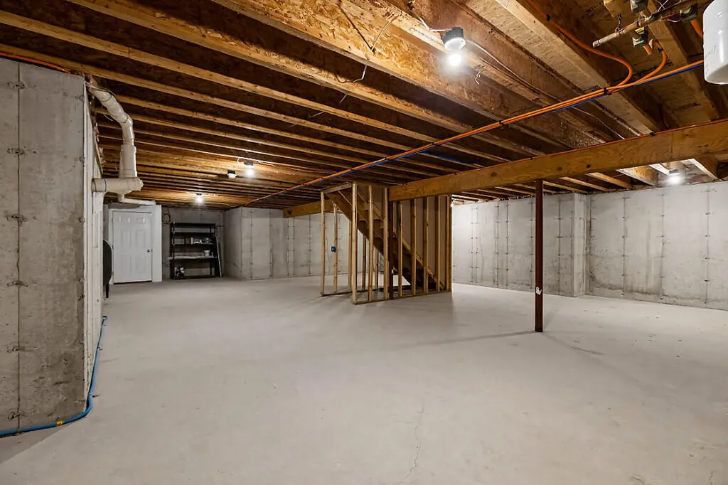 25 Lake Grove Lane Auburn ME 04210