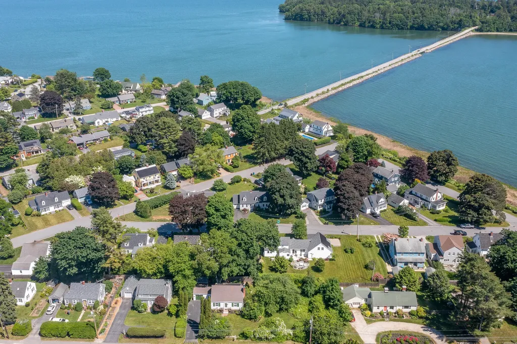 17 U.s. 1 Falmouth ME 04105