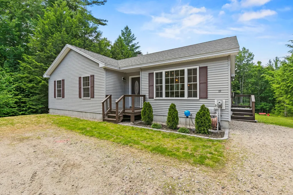 19 Cessna Way Naples ME 04055