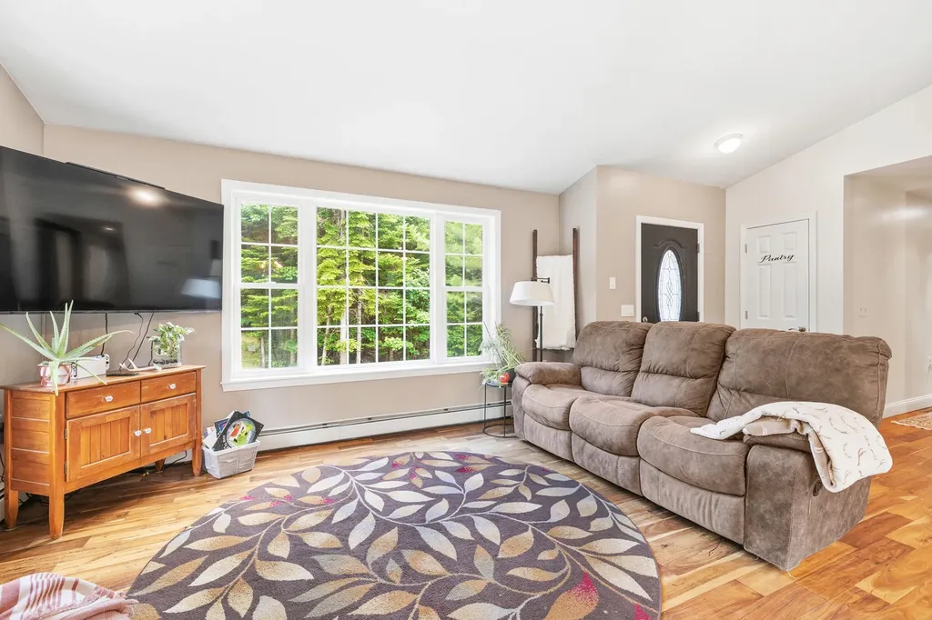 19 Cessna Way Naples ME 04055