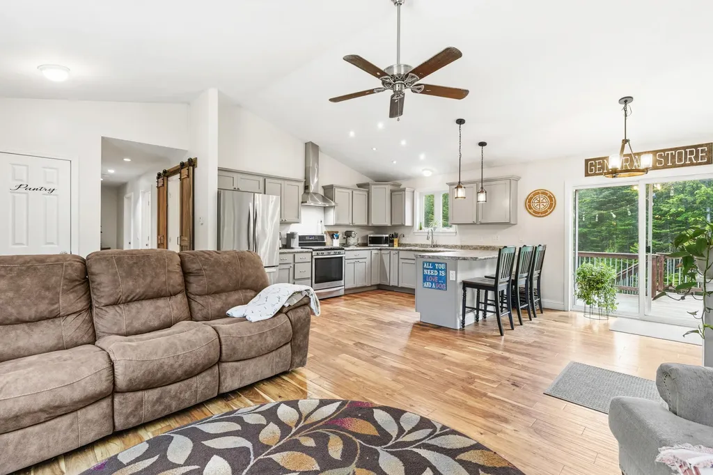 19 Cessna Way Naples ME 04055