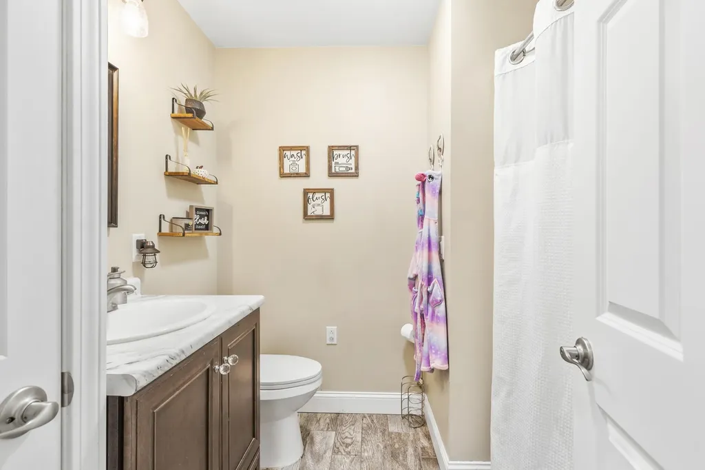 19 Cessna Way Naples ME 04055