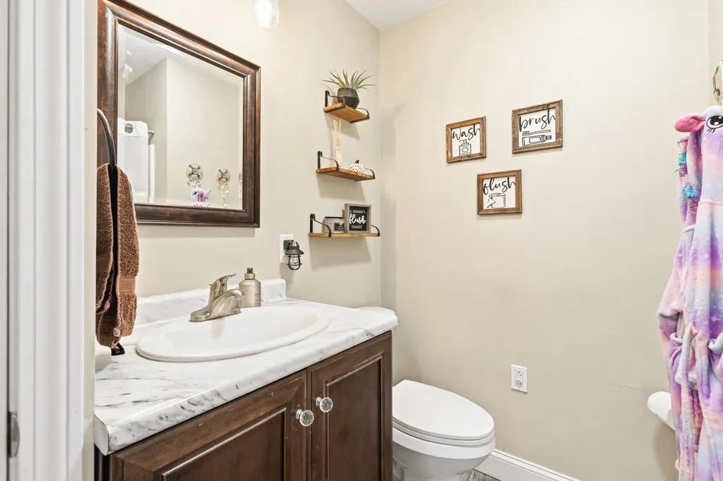 19 Cessna Way Naples ME 04055