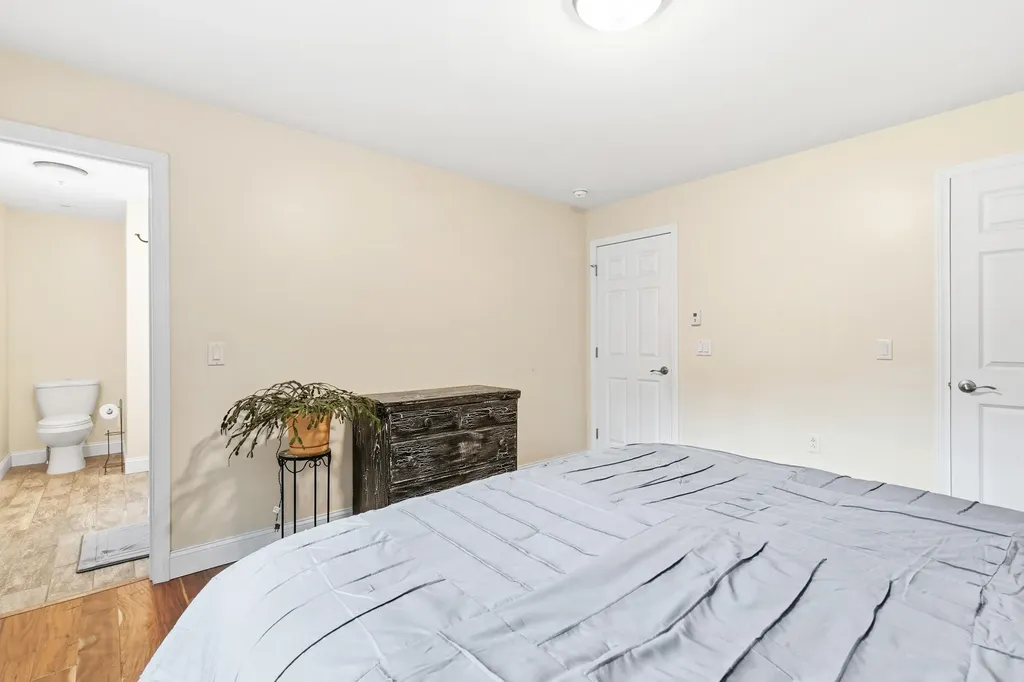 19 Cessna Way Naples ME 04055