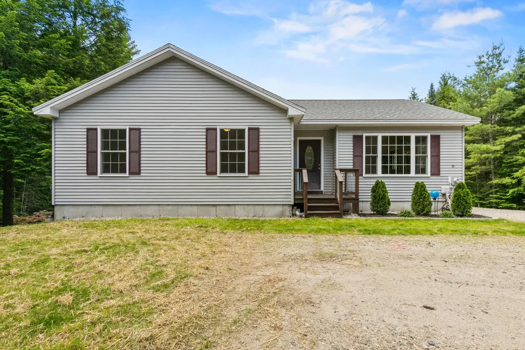 19 Cessna Way Naples ME 04055
