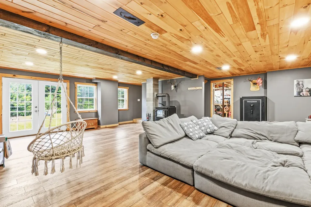 19 Cessna Way Naples ME 04055
