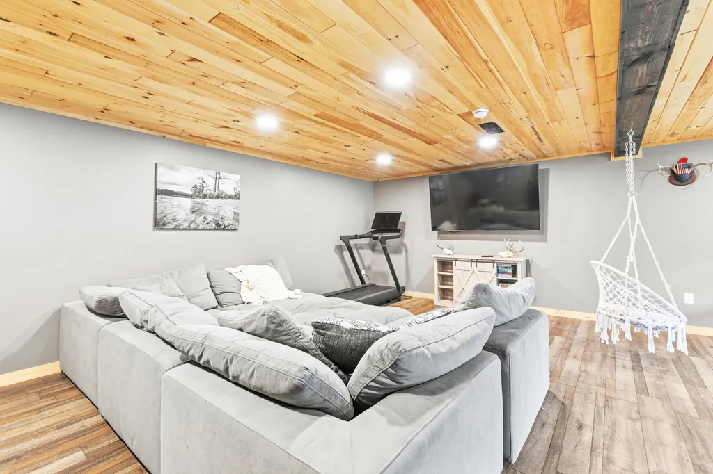 19 Cessna Way Naples ME 04055