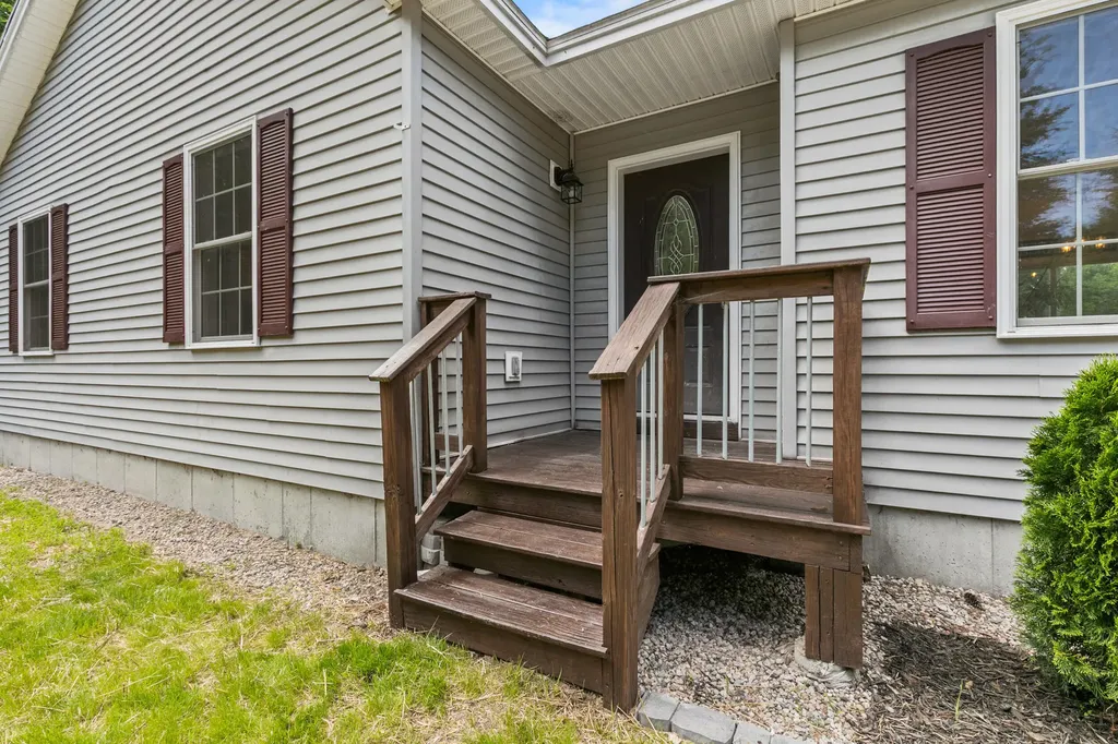 19 Cessna Way Naples ME 04055