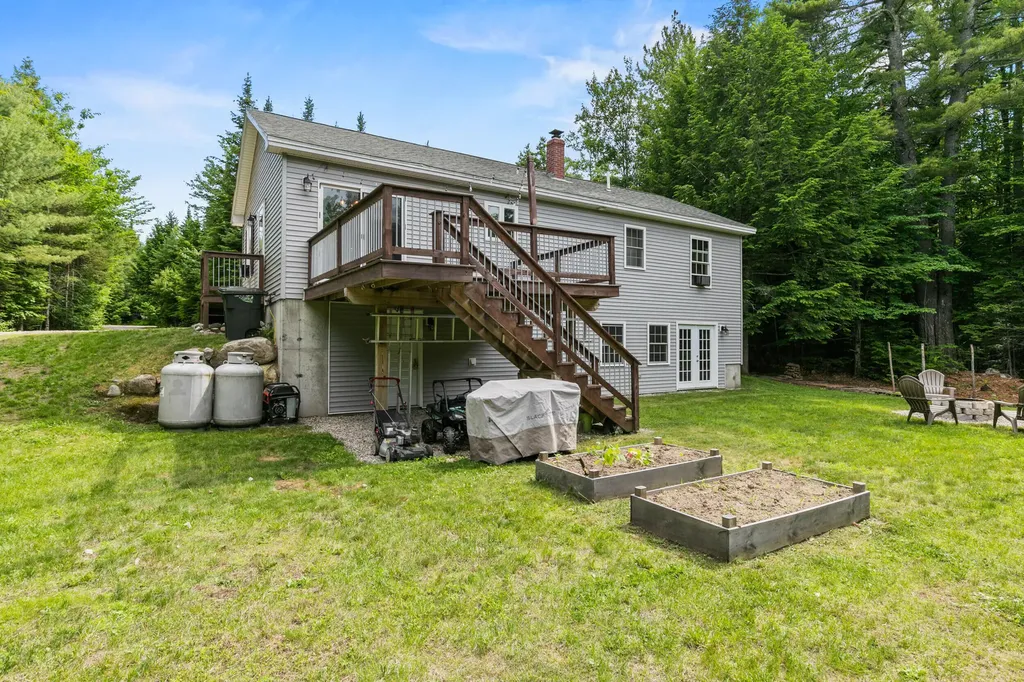 19 Cessna Way Naples ME 04055