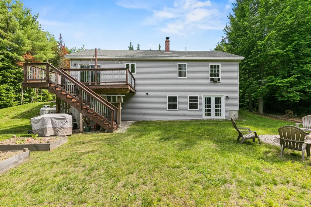 19 Cessna Way Naples ME 04055