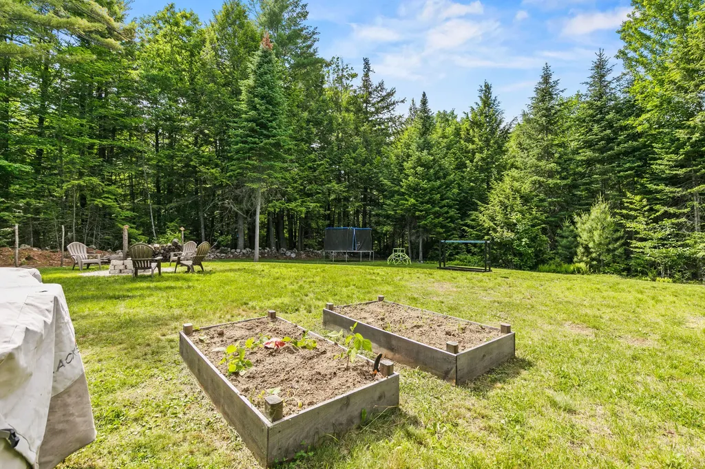 19 Cessna Way Naples ME 04055