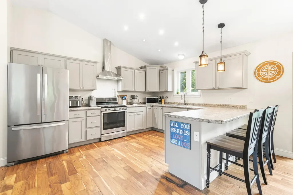 19 Cessna Way Naples ME 04055