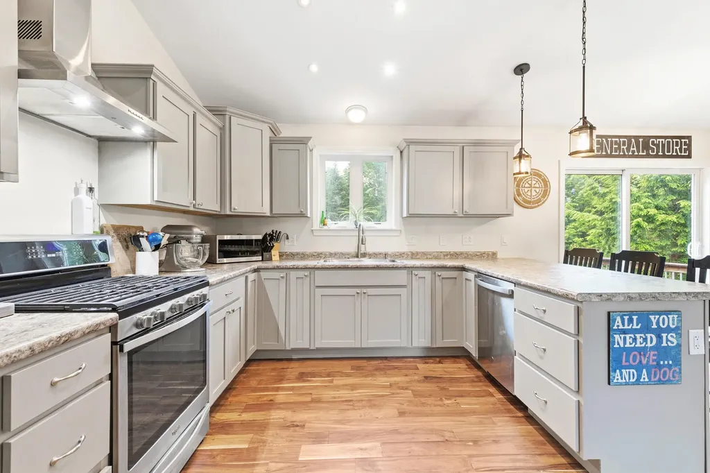 19 Cessna Way Naples ME 04055