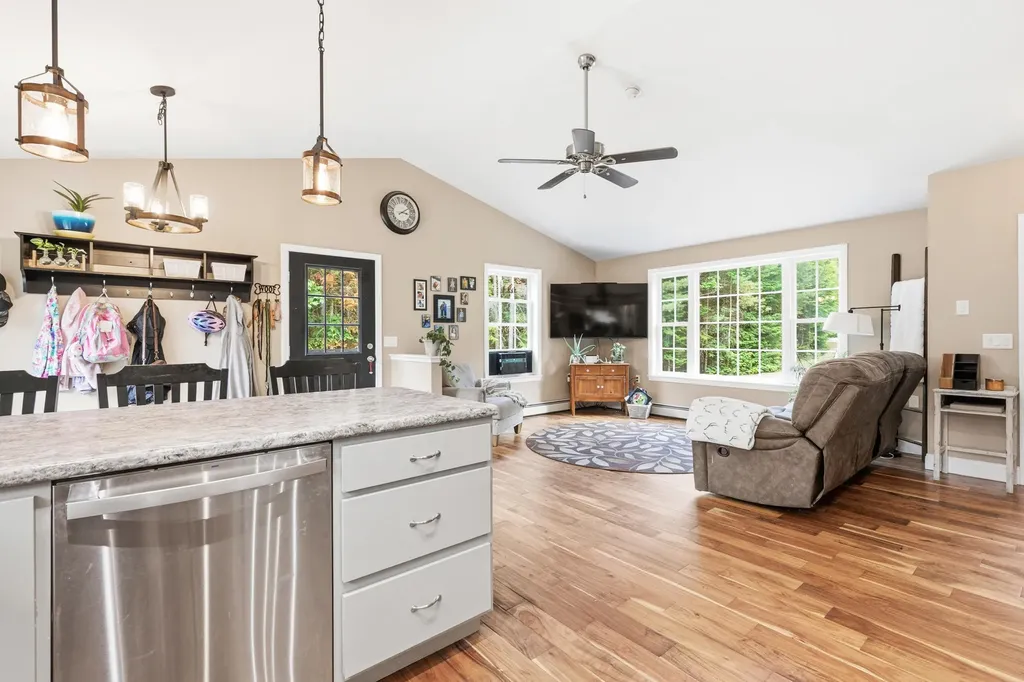 19 Cessna Way Naples ME 04055