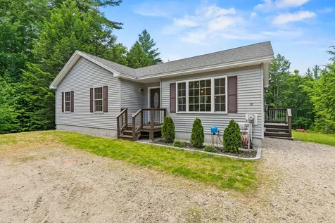 19 Cessna Way Naples ME 04055