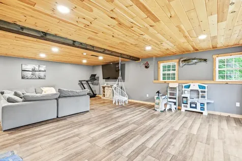 19 Cessna Way Naples ME 04055