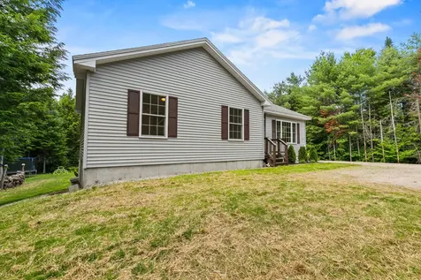 19 Cessna Way Naples ME 04055