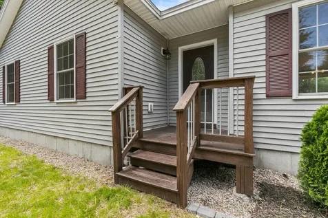 19 Cessna Way Naples ME 04055