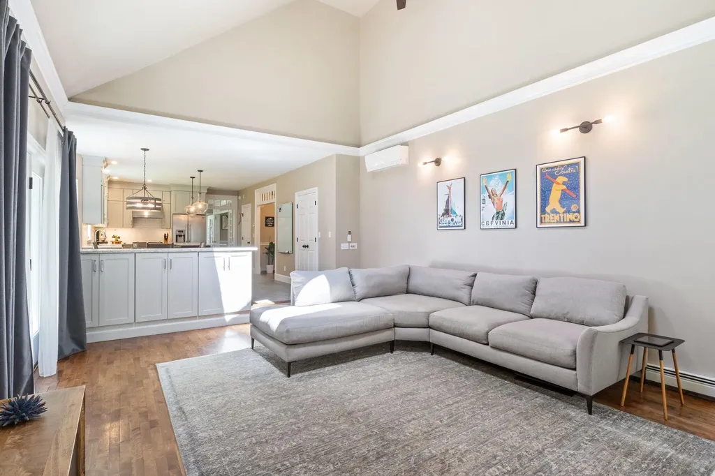 6 Thurston Lane Falmouth ME 04105