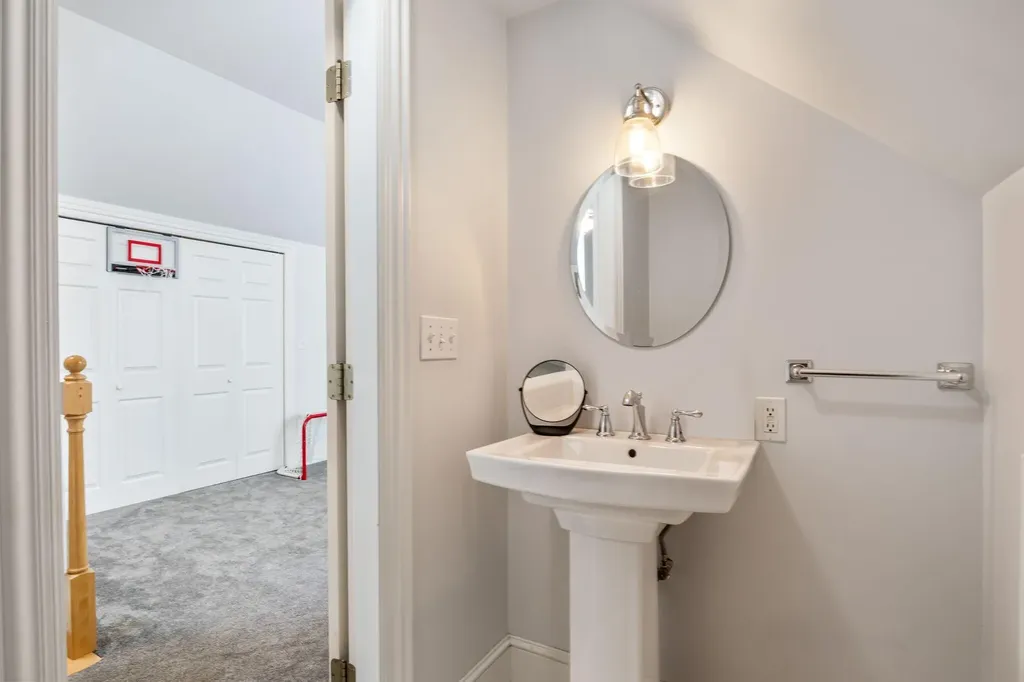 6 Thurston Lane Falmouth ME 04105