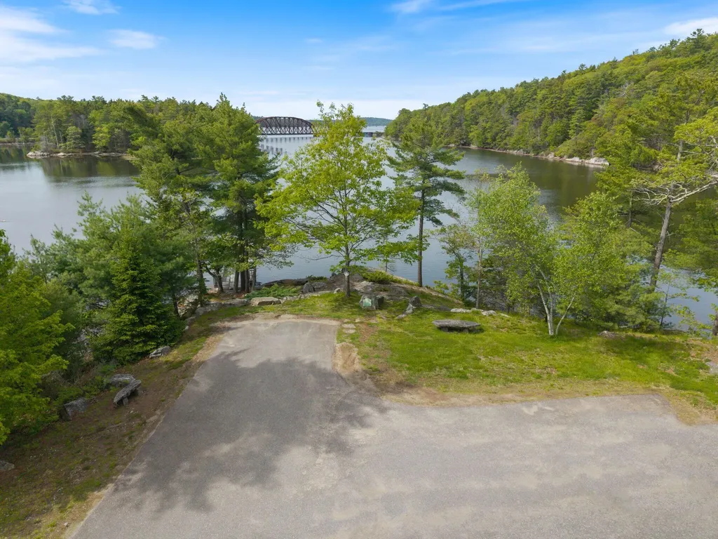 21 River Point Road Wiscasset ME 04578