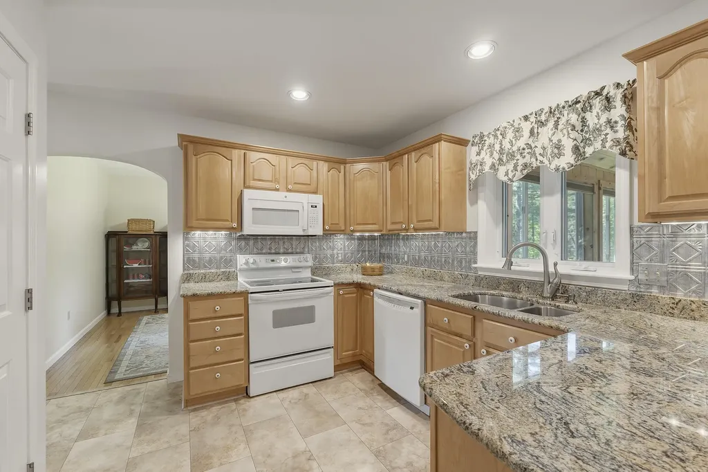 54 Lyndsay Lane Glenburn ME 04401