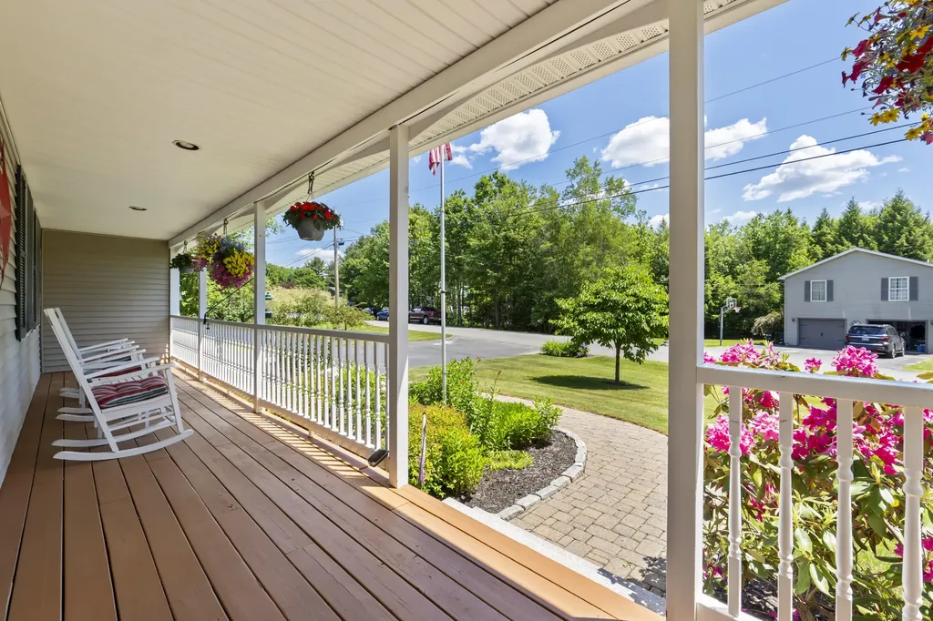 54 Lyndsay Lane Glenburn ME 04401