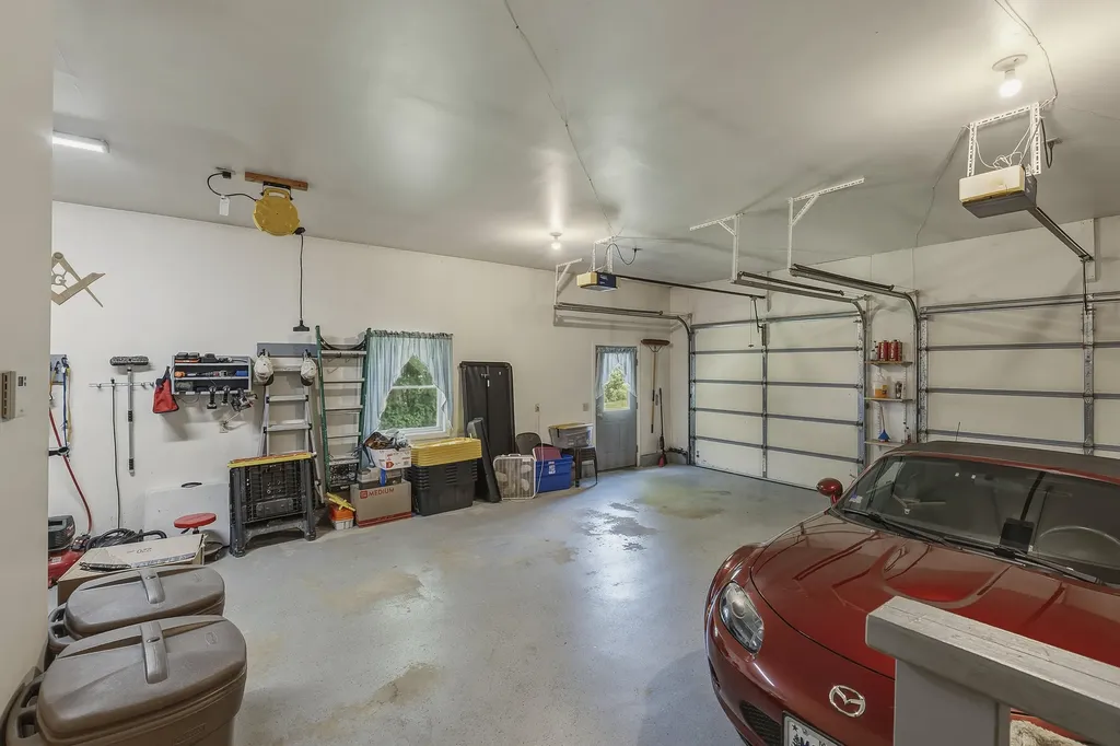 54 Lyndsay Lane Glenburn ME 04401