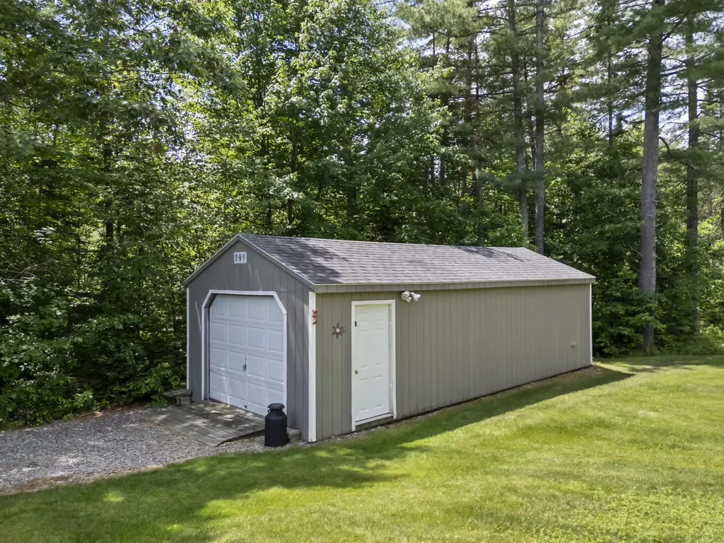 54 Lyndsay Lane Glenburn ME 04401
