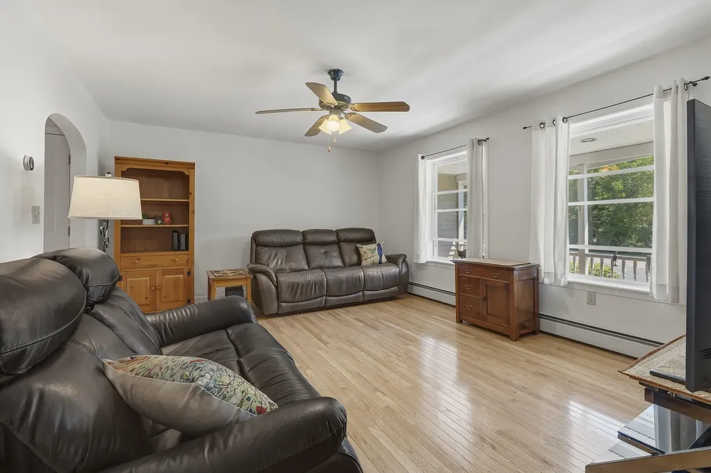 54 Lyndsay Lane Glenburn ME 04401