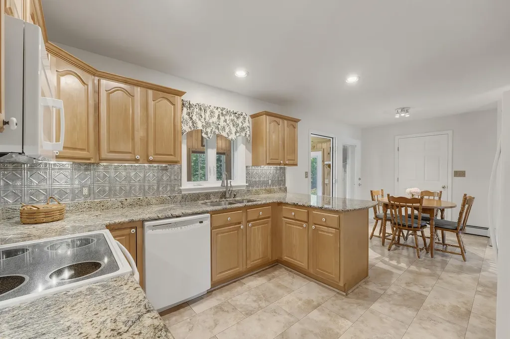 54 Lyndsay Lane Glenburn ME 04401