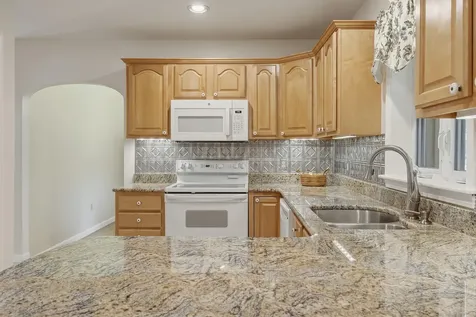 54 Lyndsay Lane Glenburn ME 04401