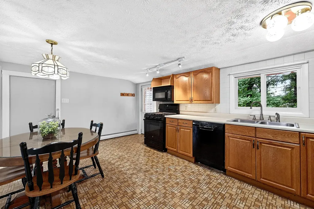 18 Granite Hill Road Manchester ME 04351
