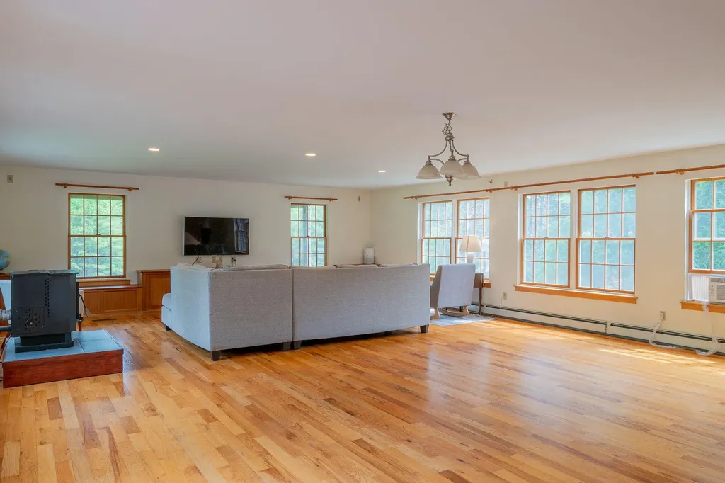 60 Oak Creek Buxton ME 04093