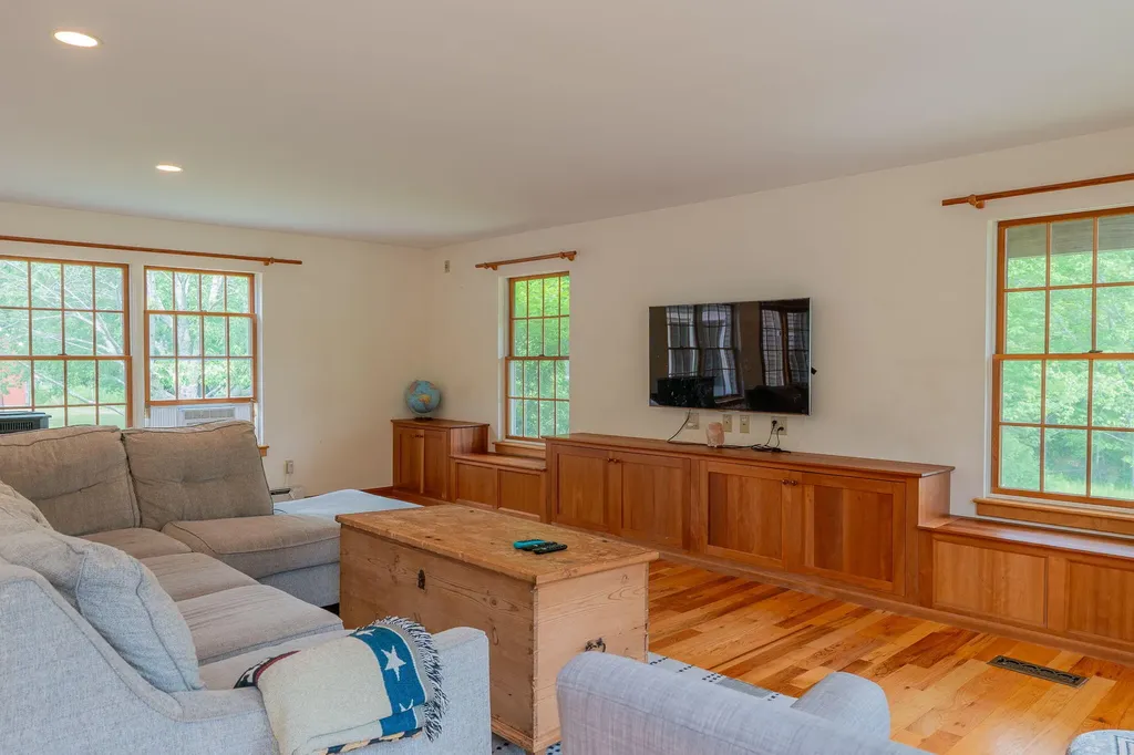 60 Oak Creek Buxton ME 04093