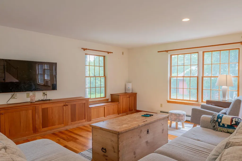 60 Oak Creek Buxton ME 04093