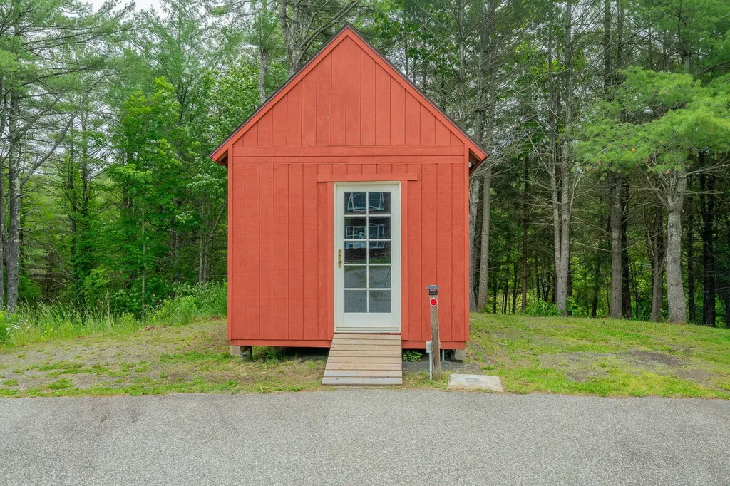 60 Oak Creek Buxton ME 04093